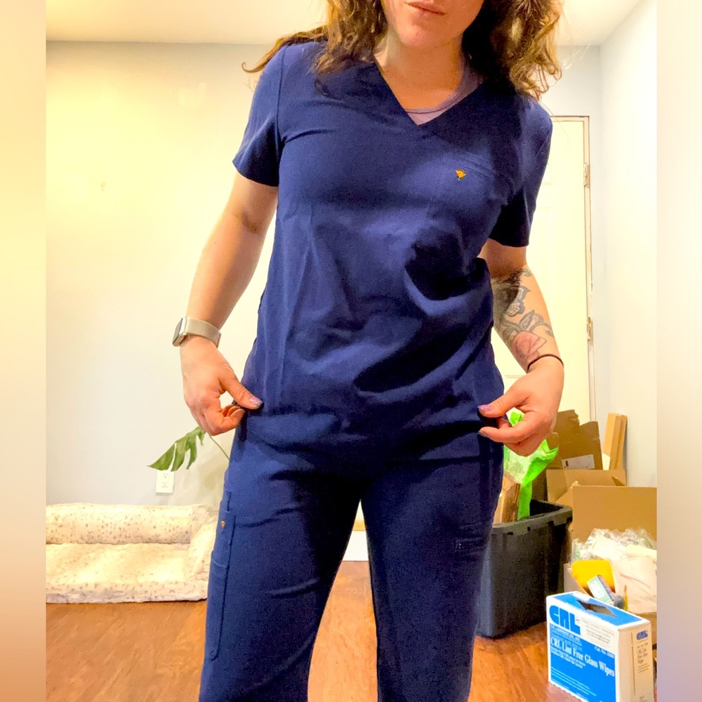 Women's Navy V-Neck Top Reposhed! Clean set, just want a new color!